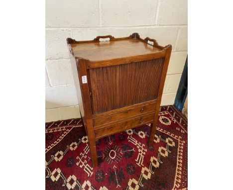 A Georgian mahogany tray top commode/  bedside cabinet. Sliding tambour door. [H:80cm x L:51cm x W:41cm] 