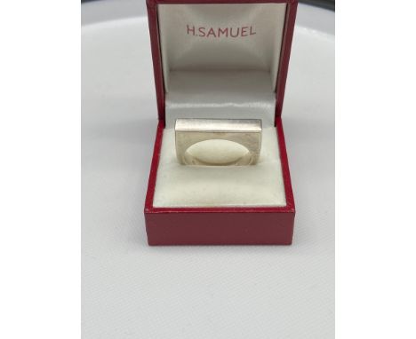 A heavy 925 Silver designer style ring. [Size W] [15.87Grams] 