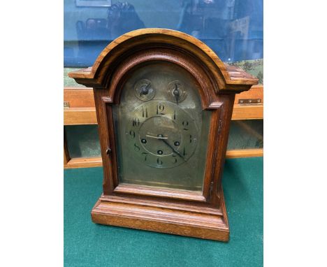An Antique oak cased fusie mantle clock designed with an engraved face. [38CM IN HEIGHT] 