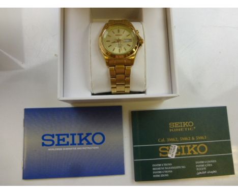 Boxed Gents Seiko Kinetic Stainless Steel 50m Water resistant wristwatch, with gold metallic dial, sweep seconds hand and day