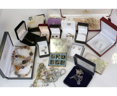 Mixed vintage jewellery, to include Silver & gold, mainly in boxes