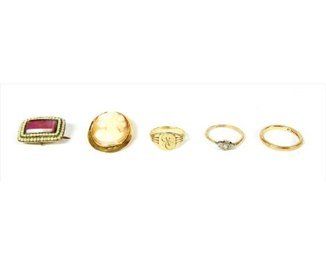 A quantity of 9ct gold jewellery, to include a cushion shaped signet ring, engraved with initials, Birmingham 1973, finger si