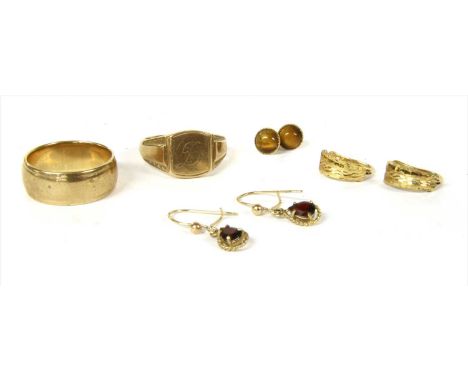 A 9ct gold signet ring, London 1965, finger size S½, together with a 9ct gold wedding ring, London 1972, finger size P, a pai
