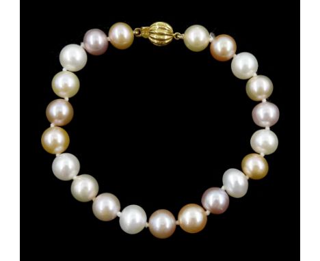Single strand pink. peach, white pearl bracelet, with 18ct gold clasp, stamped 750Condition Report:Length = 19cm, good condit