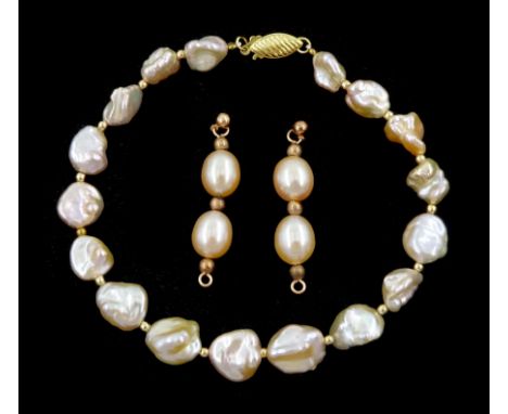 Single strand cultured pink / peach bracelet, with 14ct gold clasp and a pair of 9ct rose gold pink / peach pearl stud earrin