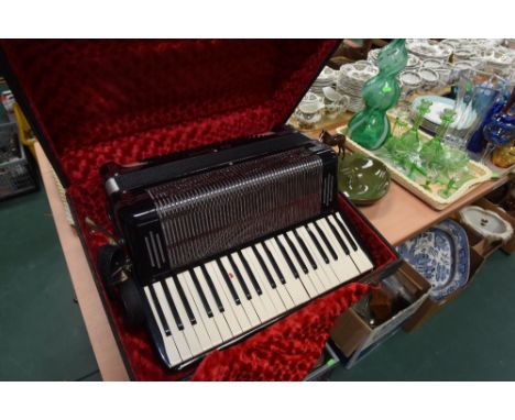 A vintage Italian piano accordion, Italia Cooperativa Stradella... De Luxe, cased