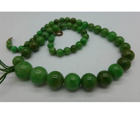 A jade necklace, length 34cm