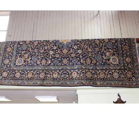 Fine hand knotted Persian Kashan carpet, 3.25 by 2.47.