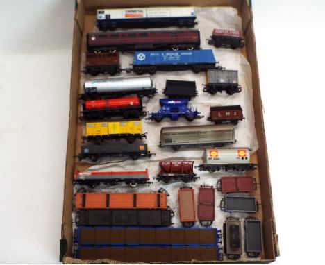 Mixed selection of 00 gauge rolling stock, bogie wagons, hoppers, goods wagons, coach etc, mixed makes including Bachmann and