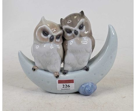 A Nao porcelain model of owls, g.14.5cm