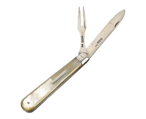 An Edwardian folding fruit knife and fork, hallmarked Sheffield 1907, maker WN, mother of pearl handle, in caseGood condition