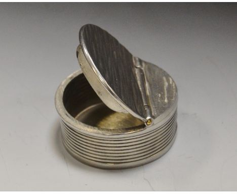 **This lot is part of Coach our Bargain Hunt  - there is no buyers premium**An English pewter snuff box, bark effect