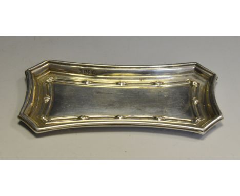 A George V silver incurved canted rectangular trinket tray, Birmingham 1913