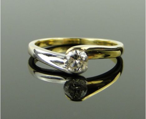 An 18ct 2 colour gold solitaire diamond ring,
approx. 0.33cts, size K.