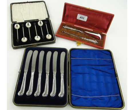 Cased silver handled shoe horn and button hook,
together with silver bean end coffee spoons and silver pistol grip handled bu