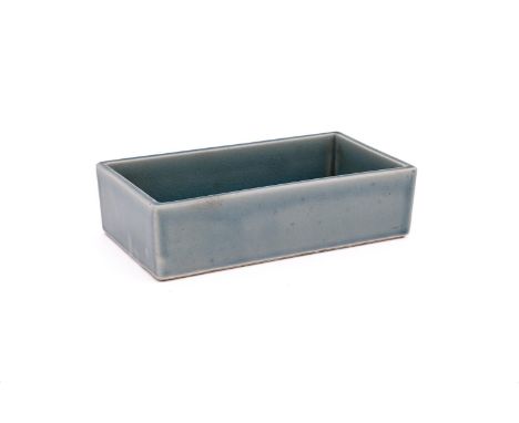 A Chine blue glazed rectangular planter, 23.5cm x 14cm 20世纪蓝釉冰裂纹水仙盆  Condition Report:  scratches to the glazeCondition Repor