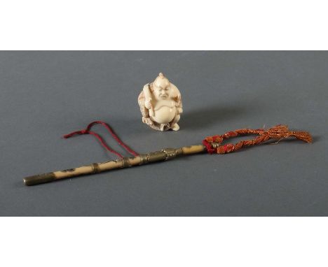    Katabori-Netsuke "Samurai" und Jian-Miniaturschwert   Japan, w. 19. Jh., Elfenbein/Bein, part. geschwärzt, 1x vollplastisc
