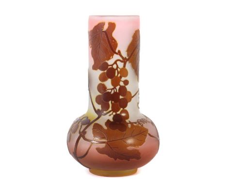    Vase "Raisins"   Nancy, Émile Gallé, um 1904, farbloses, mattiertes Glas, innen mit weißem Opal sowie Rosa unterfangen, di