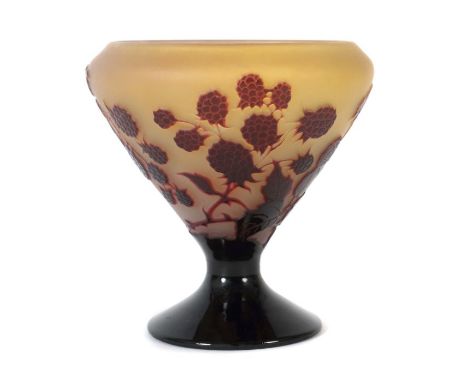    Kleine Fußvase mit Brombeeren   Nancy, Émile Gallé, um 1904, farbloses Glas, innen mit zitronengelbem Opal unterfangen, di