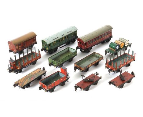    2 Wagen, 8 Güterwagen   Märklin, Spur 0, 1 x Postwagen 1775/0, BZ 1935-1939, grün CL, 4 Türen und 4 Doppeltüren zum Öffnen