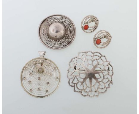    Konvolut Silberschmuck   20. Jh., Silber 900/925/935, 4-tlg. best. aus 1 Anhänger, rund mit Spirale gefüllt und Silberkuge