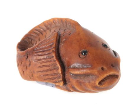    Katabori-Netsuke "Koi"   Japan, wohl um 1900, Buchsbaum, fein geschnitzter Koi mit eingesetzten schwarzen Augen aus Glas, 