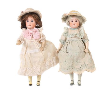    2 kleine Puppen   Theodor Recknagel, ca. um 1900-1920, je mit Porzellan-Kurbel-Kopf, Holz/Masse-Gleiderkörper, 1x dunkles,