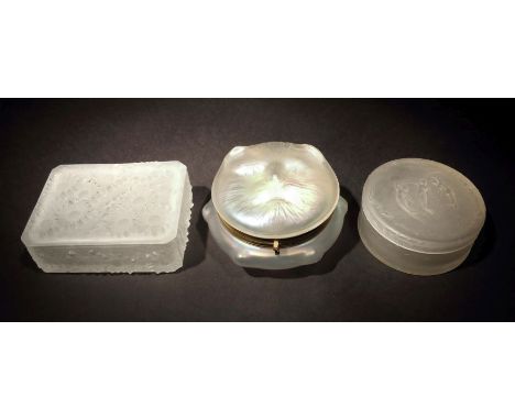    3 Deckeldosen   U.a. Wingen-sur-Moder, Réne Lalique, um 1925 und später, farbloses, z. T. satiniertes, z.T. perlmutt irisi