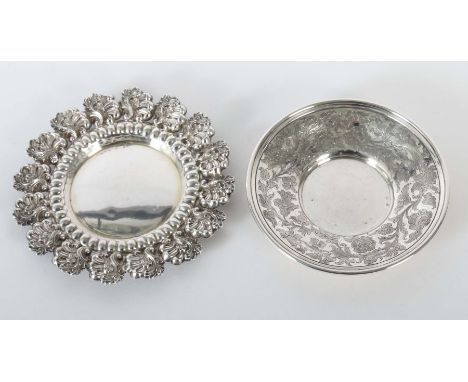    2 Untersetzer   Wien, 1840/44, Silber 13-lötig, ca. 250 g, je vonr runder Form, Fahne mit floralem Gravurdekor mit bekrönt