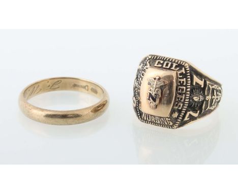    Paar Ringe   1971, Rotgold/Gelbgold 333/585, 1 Studentenring mit breitem, hoch-rechteckig geformtem Ringkopf mit Wappen, r