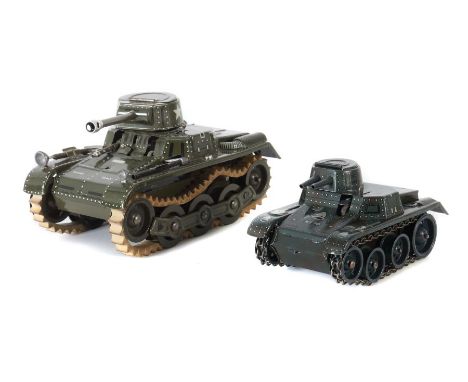    2 Panzer   GAMA, Modell No. 70 und wohl Modell No. 60 bez. MO, Blech, dunkelgrau mit Tönung bzw. militärgrün lithografiert