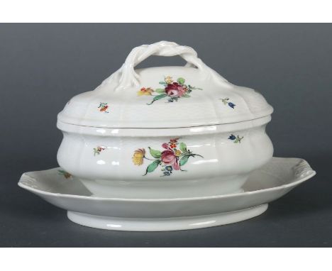    Kleine Deckelterrine auf Présentoir   Nymphenburg, vor 1975, Porzellan, glasiert und mit polychromen Blumenbouquets und St