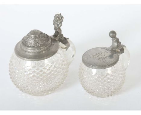    2 Tübinger Igel mit Zinndeckel   Süddeutschland, A. 20. Jh., farbloses, gemodeltes Glas mit Abriss, die Wandungen umlafend