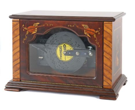    Polyphon   Thorens, Schweiz, 20. Jh., rechteckiger, gestufter Sockel, Korpus schauseitig verglast, Wandung mit Musikinstru