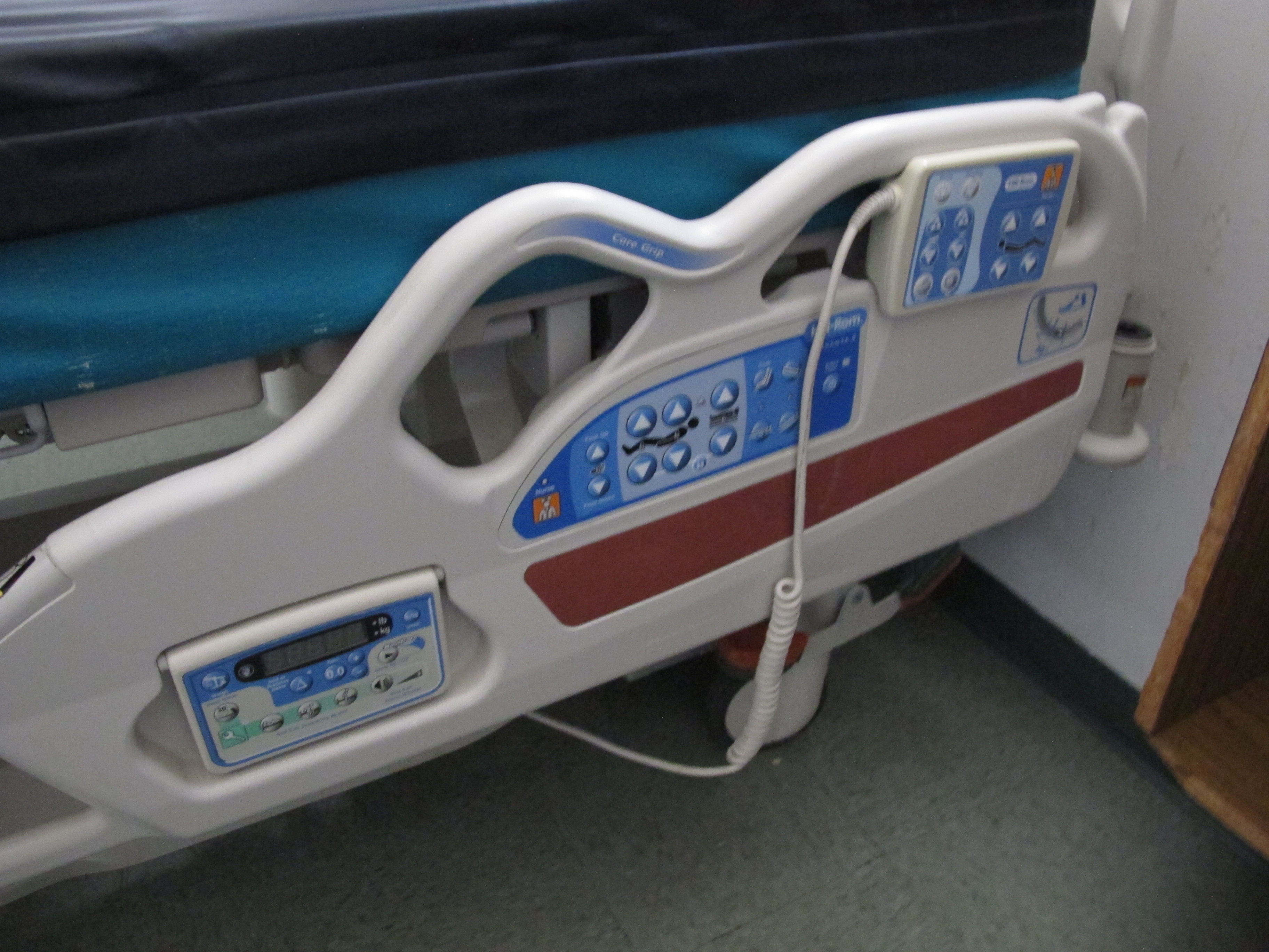 HILLROM ADVANTA 2 ELECTRIC HOSPITAL BED, WEIGHT ALARM, BACK AND LEG