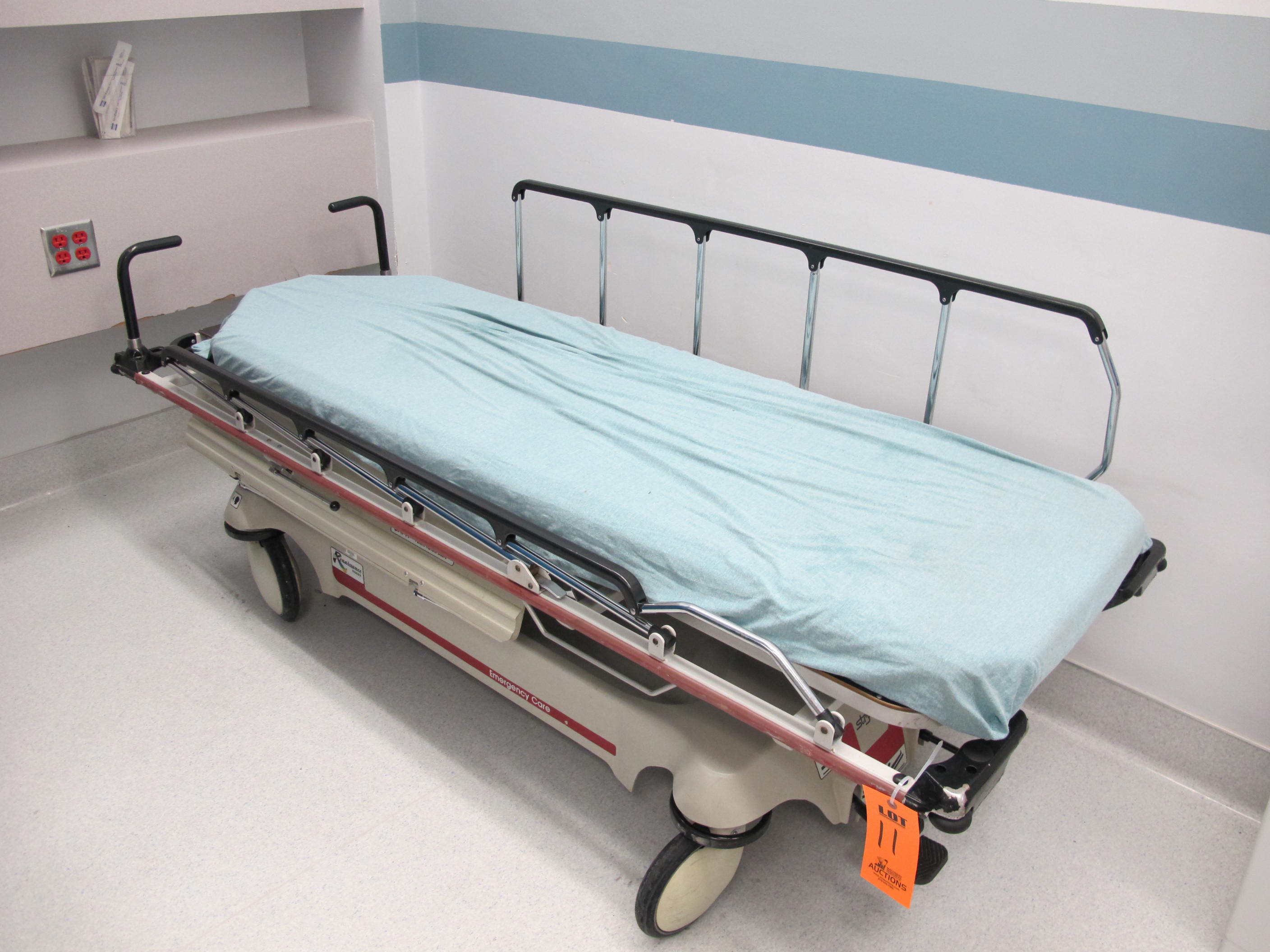 STRYKER RENAISSANCE SERIES STRETCHER BED (LOCATION ER)