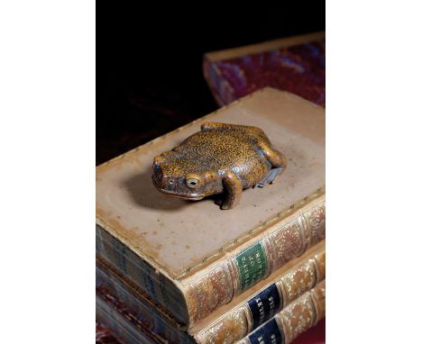 A TREEN FROG OR TOAD SNUFF BOX LATE 19TH CENTURY realistically carved with mother of pearl eyes and a hinged cover 8.2cm long