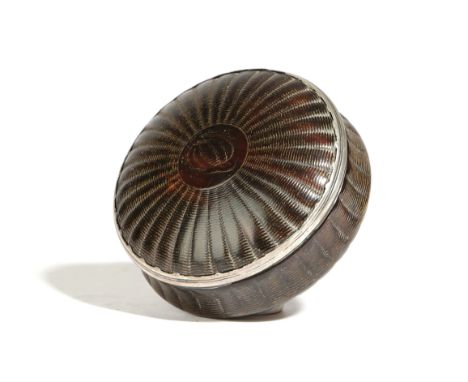 λ A QUEEN ANNE TORTOISESHELL SNUFF BOX EARLY 18TH CENTURY of ribbed bun form, the lid with an unmarked silver mount, the cent