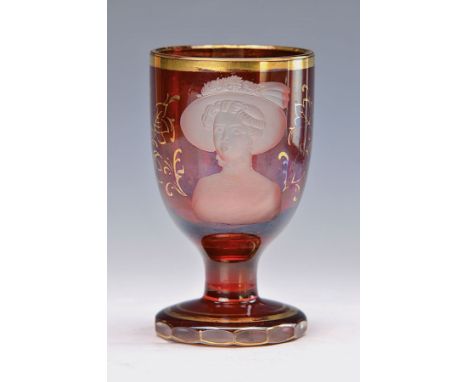 Zierglas, deutsch, um 1915,  Darstellung der Viktoria Luise von Preußen auf dem Besuch in Wiesbaden, rubiniertes Glas, feiner