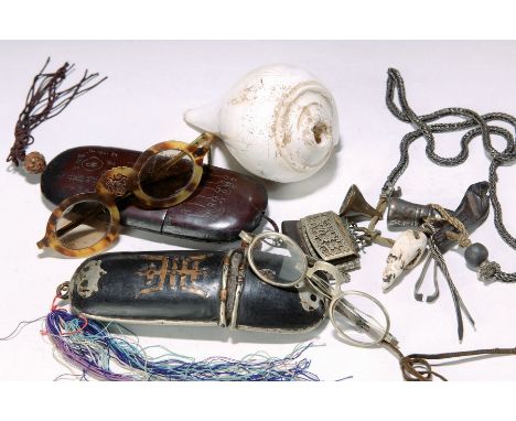 4 Teile Tibet, um 1900 und später,  a. Brille mit geschliffenen Gläser und Metallfassung, Etui, b. Brille mit Hornfassung und