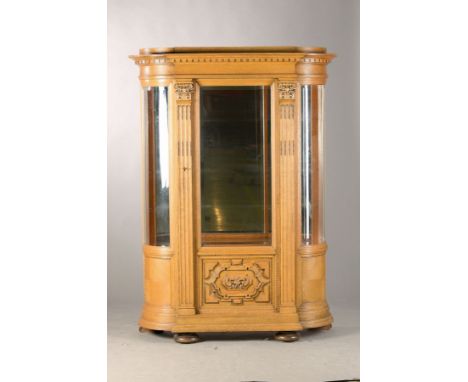 Repräsentative Vitrine, Historismus, deutsch, um 1910/20,  Eiche massiv, abgerundete Seiten mit gerundeten Seitenscheiben, Sc
