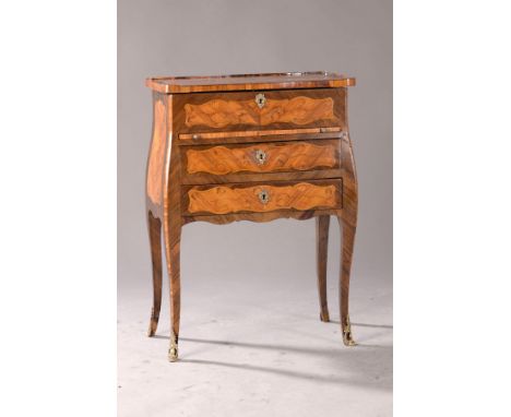 Zierliche Kommode, Frankreich, um 1900,  Palisanderfurnier mit floralen Intarsien, geschweifter Korpus mit hohen geschwungene