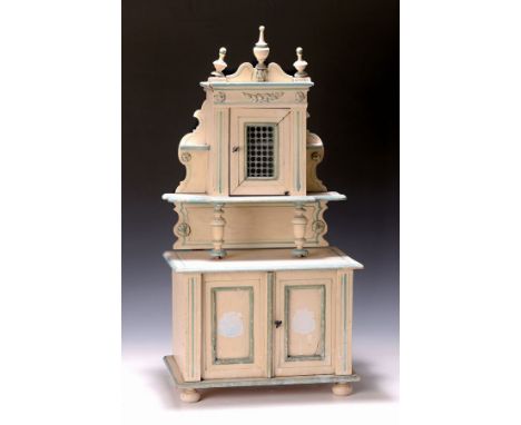 Modell-/Puppenschrank und zwei Puppen, um 1910/30er Jahre,  Aufsatzbuffet, Weichholz, weiß und blau gestrichen, 73 x 39 x 23.