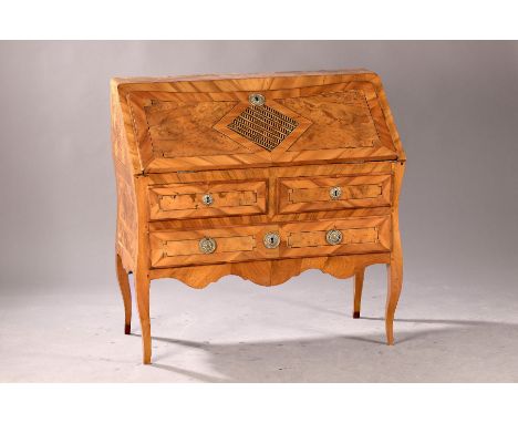 Schrägklappensekretär, Louis Quinze, um 1750,   Nussbaumfurnier, mit hellen und dunklen Faden- und Strukturintarsien in Ahorn