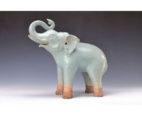 Großer Keramikelefant, China, nach altem Vorbild,  graugrün glasiert, ca. 37 x 38 cmLarge ceramic elephant, China, based on t