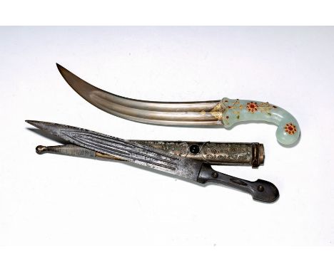 Khanjar/Dolch, Moghul, 19./20. Jh.,  Damastklinge mit Goldtauschierung u. Mittelgrat, Jadegriff mit Glassteinbesatz in floral