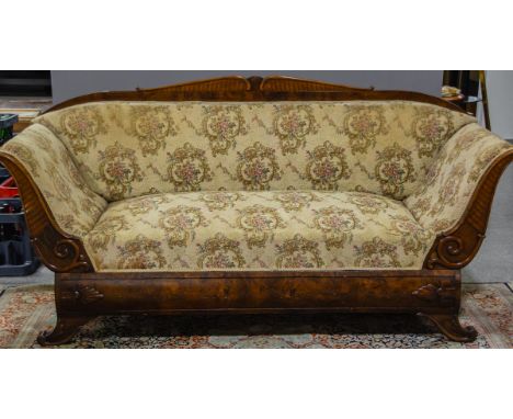 3-Sitzer Sofa (wohl Mainz / Rheinhessen, um 1830/40, Biedermeier), Nussholz, Gr. ca. B:205 x T: 66,5 cm.