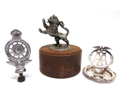 AUTOMOBILIA - A LION PASSANT CAR MASCOT chrome plated, 11.5cm high, set to a turned wooden block base; an A.A. ash or trinket