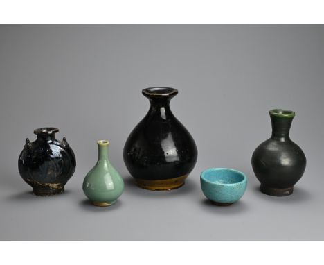 A GROUP OF CHINESE AND OTHER GLAZED POTTERY ITEMS, MING DYNASTY AND LATER. To include a brown glazed jar; A dark green glazed