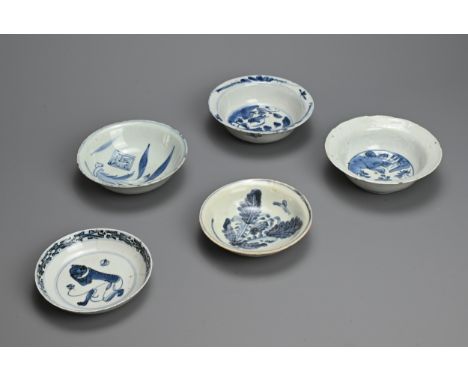 A GROUP OF CHINESE BLUE AND WHITE PORCELAIN BOWLS AND DISHES, 16/17TH CENTURY. Late Ming and Transitional example. One dish w